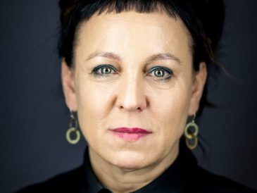 Olga Tokarczuk – metryka [wiek, wzrost, mąż i dzieci, pochodzenie, rodzina, życiorys]
