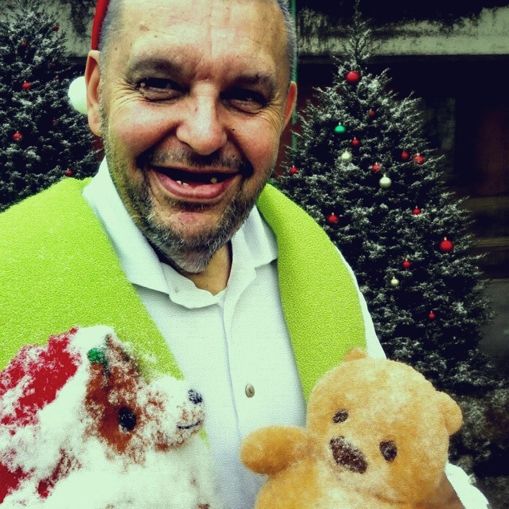 Krzysztof Kononowicz podczas publicznego wystąpienia, symbolizujący jego kontrowersyjną karierę medialną i fenomen