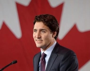 Justin Trudeau grający w hokeja na lodzie w koszulce Montreal Canadiens.