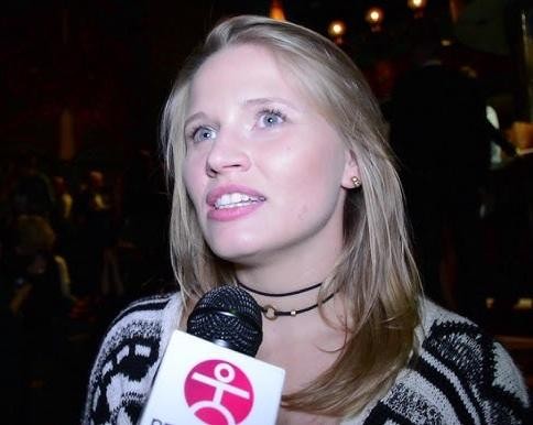 Natalia Rybicka w dynamicznej pozie, być może podczas występu teatralnego lub w ruchu tanecznym, podkreślającym jej pasję i talent artystyczny.