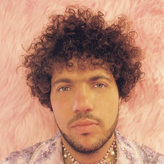 Benny Blanco i Selena Gomez – wspólne zdjęcie pary, ukazujące ich bliskość i uczucie.