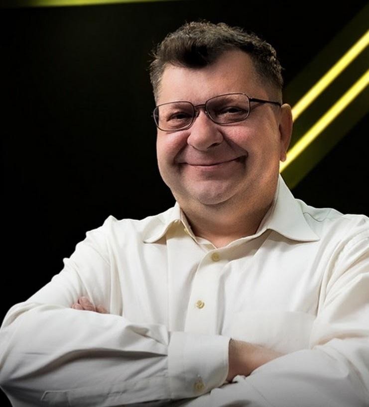 Zbigniew Ryszard Stonoga w dynamicznej pozie, symbolizującej jego aktywność w mediach społecznościowych i zaangażowanie polityczne.