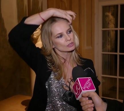 Magdalena Cielecka na scenie teatralnej, w dynamicznej pozie, pod dramatycznym oświetleniem.
