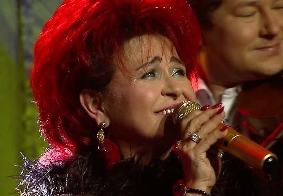 Bernadeta Kowalska występuje na scenie z zespołem