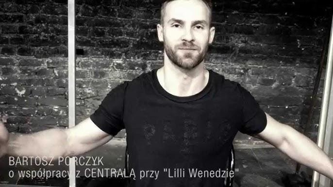 Bartosz Porczyk na scenie teatralnej, w intensywnym momencie występu, z dramatycznym oświetleniem podkreślającym jego ekspresję.