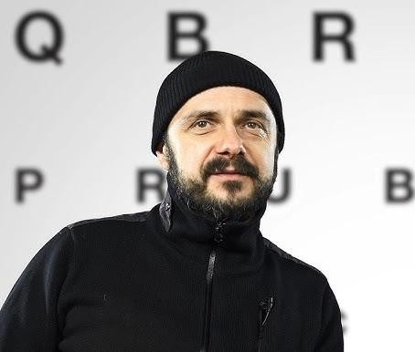 Kadr z filmu Wojciecha Smarzowskiego przedstawiający Arkadiusza Jakubika w intensywnej scenie, oddającej surowy realizm i emocjonalność polskiego kina.