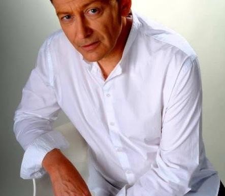 Dom Jacka Borkowskiego w Radzyminie, ukazany w spokojnym, zielonym otoczeniu.