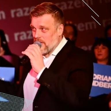 Rodzinne zdjęcie Adriana Zandberga z żoną Barbarą Audycką-Zandberg i dziećmi Olgą i Olafem, ukazujące ciepło i bliskość domowego życia polityka.