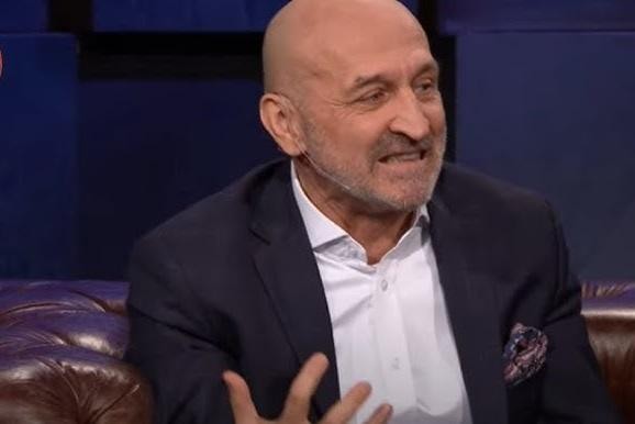 Kazimierz Marcinkiewicz jako premier, w ujęciu dynamicznym, podczas wystąpienia publicznego, symbolizujący jego rolę w polityce.