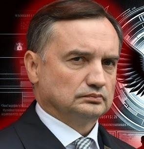 Zbigniew Ziobro w nieformalnej sytuacji, być może podczas spotkania lub chwili refleksji, ukazujący jego bardziej prywatną stronę.