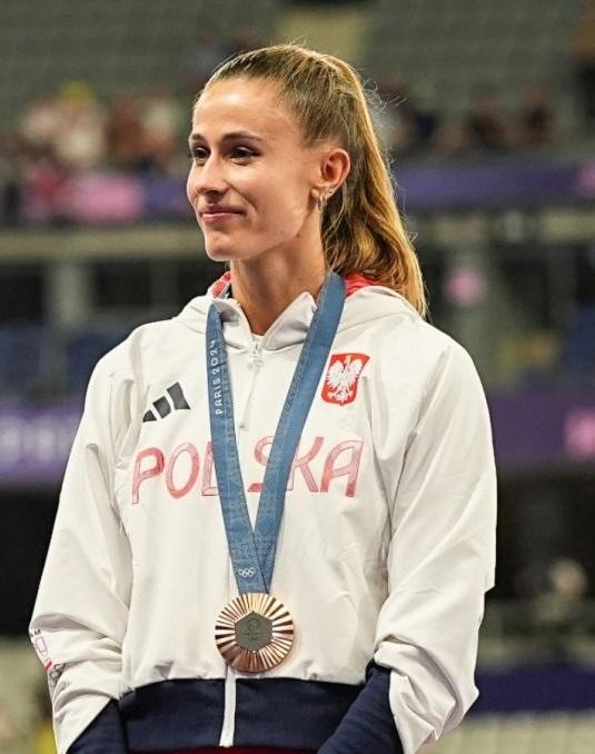 Natalia Bukowiecka podczas biegu na 400 metrów, zbliżenie na twarz wyrażającą wysiłek i skupienie, tło rozmyte.
