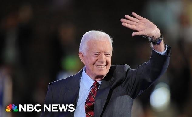 Jimmy Carter, były prezydent USA, aktywnie pracuje jako wolontariusz Habitat for Humanity, budując dom dla potrzebujących.