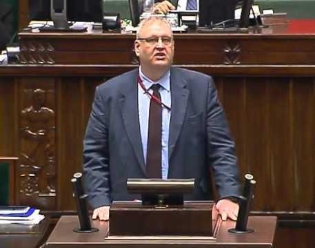 Grafika przedstawiająca karierę Bogdana Romana Święczkowskiego, symbolizująca jego role jako prokuratora, prezesa Trybunału Konstytucyjnego i związek z polityką.