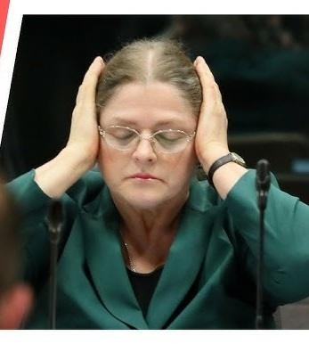 Krystyna Pawłowicz podczas publicznego wystąpienia, ukazująca jej asertywny styl komunikacji i zaangażowanie.