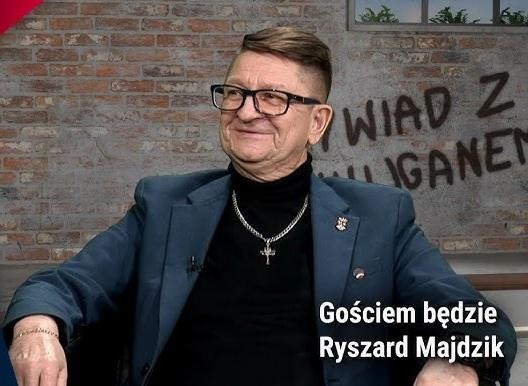 Czarno-białe zdjęcie dłoni kolportującej podziemne ulotki, symbolizujące działalność Ryszarda Majdzika w opozycji antykomunistycznej.