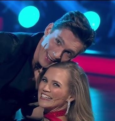 alt: Agnieszka Kaczorowska z uśmiechem spędza czas ze swoimi dwiema córkami, Emilią i Gabrielą, w ciepłym, domowym otoczeniu.