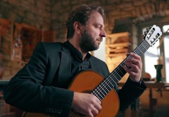 Marcin Dylla w otoczeniu rodziny, ukazujący prywatną stronę życia artysty.