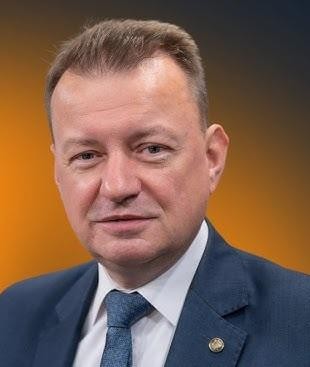 Dyplom ukończenia studiów historycznych na Uniwersytecie Warszawskim, symbolizujący wykształcenie Mariusza Błaszczaka.