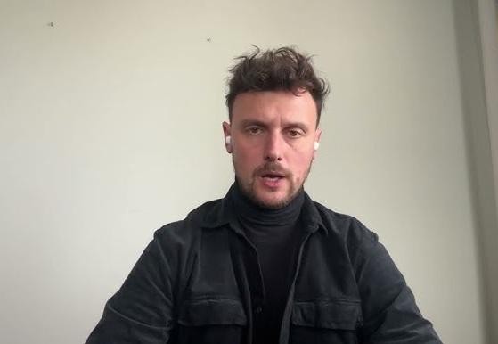 Nagłówek gazety o kontrowersjach wokół lekarza.