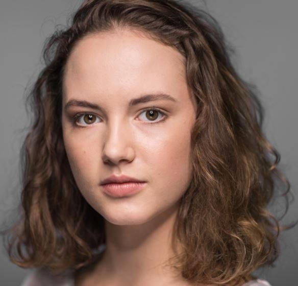 Martyna Byczkowska na planie filmowym, w trakcie pracy nad rolą, z widocznym skupieniem i zaangażowaniem.