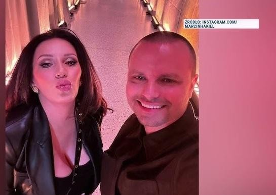 Marcin Hakiel w swobodnej interakcji z dziećmi, Adamem i Heleną, ukazujący ciepło i radość rodzinnych chwil.