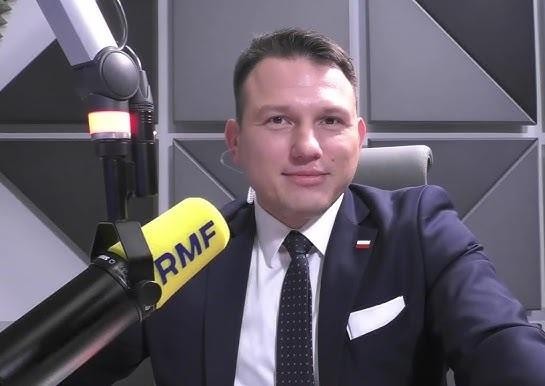 Sławomir Mentzen w kolażu przedstawiającym jego działalność polityczną, biznesową i aktywność w mediach społecznościowych.