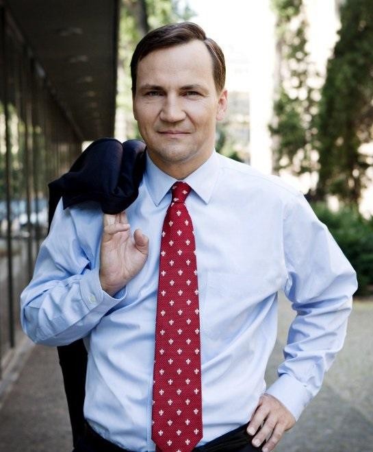 Dwór Chobielin, odrestaurowana posiadłość Radosława Sikorskiego, otoczona zielenią.