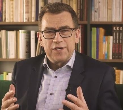 Maciej Orłoś prowadzący szkolenie z wystąpień publicznych.