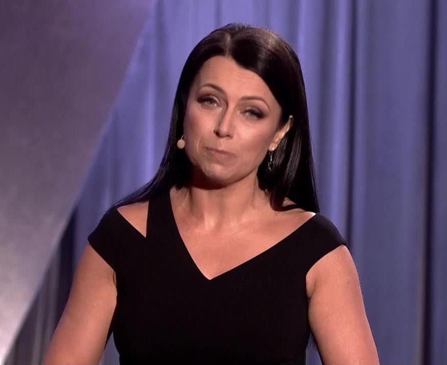 Adrianna Borek w dynamicznej pozie na scenie kabaretowej, z ekspresyjną mimiką i charakterystycznym przewracaniem oczami.