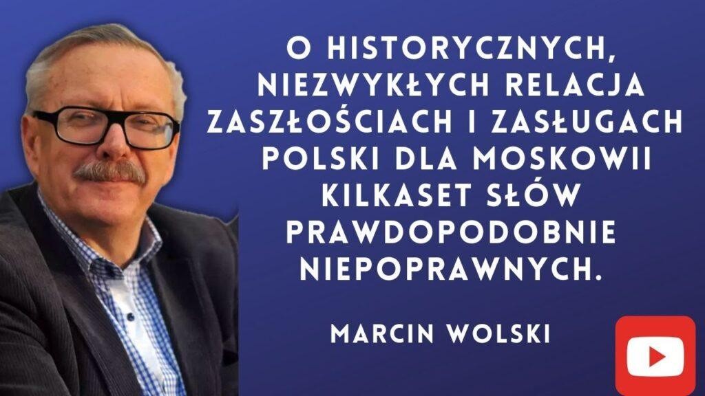 Wizualna reprezentacja różnorodnej kariery Marcina Wolskiego, łącząca symboliczne elementy jego pracy jako radiowca, pisarza i satyryka.