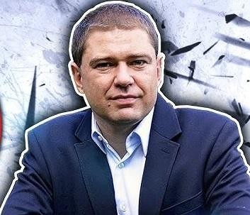 Piotr Szumlewicz przemawiający do publiczności, symbolizujący jego rolę lidera związkowego i publicysty.