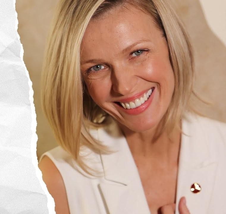 Magda Mołek w eleganckim stroju tanecznym, w dynamicznej pozie, uśmiechnięta, na tle sugerującym scenę taneczną, odzwierciedlająca jej udział w programie