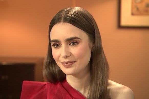 Lily Collins na planie filmowym lub podczas sesji zdjęciowej, w eleganckiej pozie, ukazująca jej profesjonalizm i zaangażowanie w pracę.