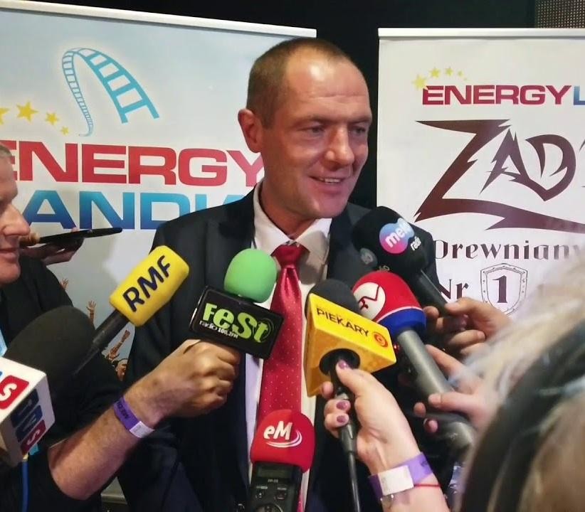Marek Goczał za kierownicą samochodu rajdowego typu SSV podczas rajdu terenowego, unoszący kurz na pustynnym lub szutrowym terenie.