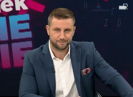 Alt: Abstrakcyjna wizualizacja kontrowersji medialnych, z elementami kojarzonymi z dziennikarstwem i debatą publiczną.