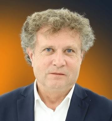 Jacek Karnowski uprawiający żeglarstwo, na jachcie, z morzem w tle.