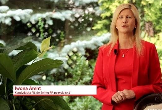 Iwona Arent podczas aktywnego udziału w obradach sejmowych lub publicznym wystąpieniu, ukazująca jej zaangażowanie w życie polityczne.