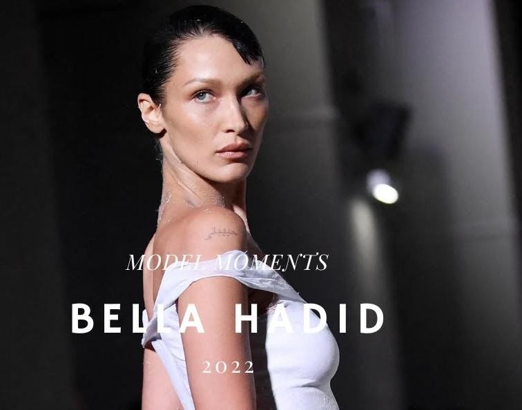 Bella Hadid na wybiegu, w ruchu, prezentująca stylizację haute couture.