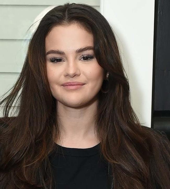 Selena Gomez w naturalnym ujęciu, promująca autentyczność i zdrowie psychiczne na swoim Instagramie.