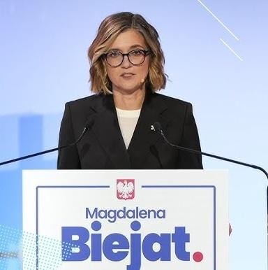 Magdalena Biejat podczas spotkania z wyborcami, aktywnie dyskutująca o sprawach społecznych.