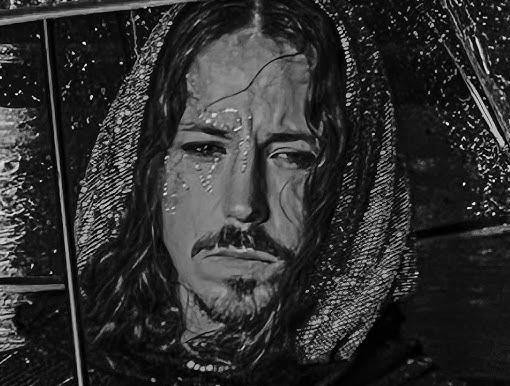 Michał Szpak na scenie podczas występu, z rozwianymi włosami i charakterystycznym strojem, oświetlony światłami reflektorów.