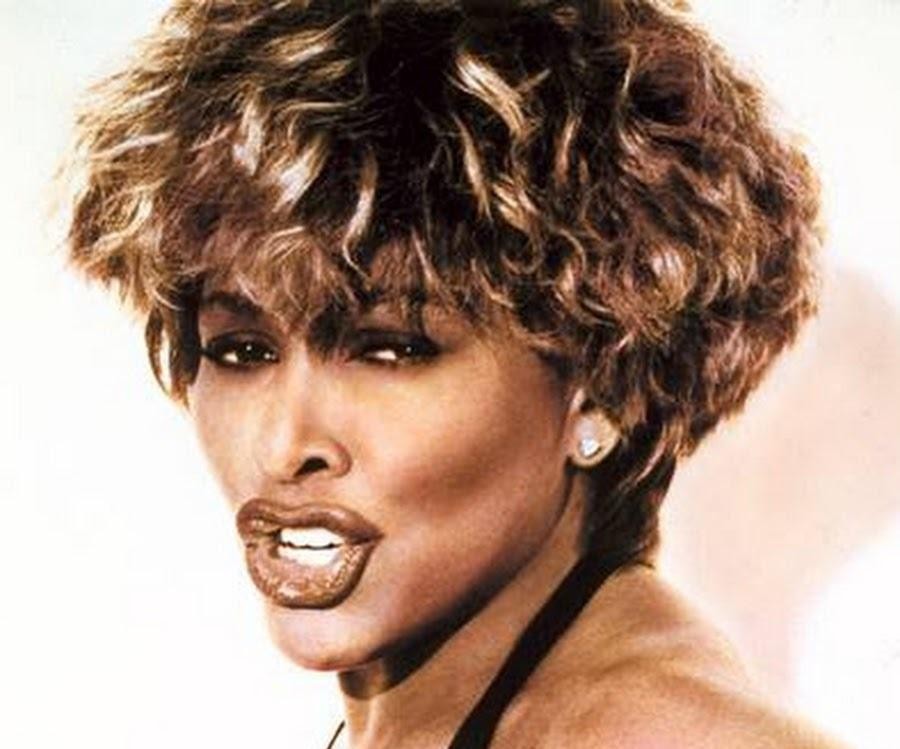 Tina Turner występuje przed ogromną publicznością na stadionie Maracanã w Rio de Janeiro, ukazując skalę historycznego koncertu.
