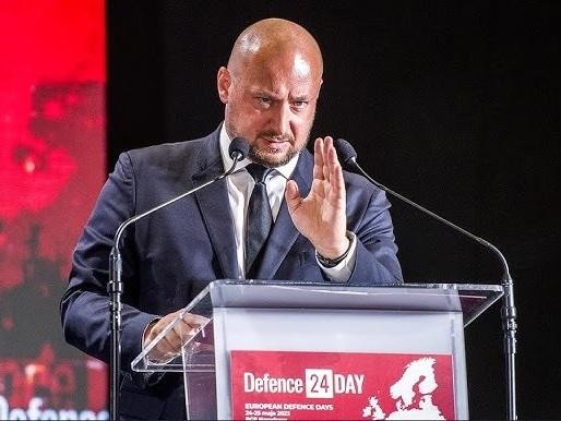 Jacek Zdzisław Siewiera w trakcie wypełniania obowiązków zawodowych, np. podczas misji medycznej lub w środowisku wojskowym, ukazujący jego zaangażowanie i profesjonalizm.