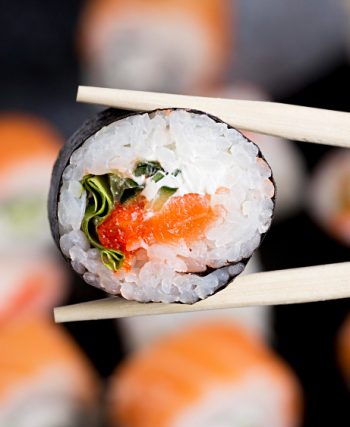 Jak jeść sushi zgodnie z tradycją i jakie dodatki podkreślają jego smak?