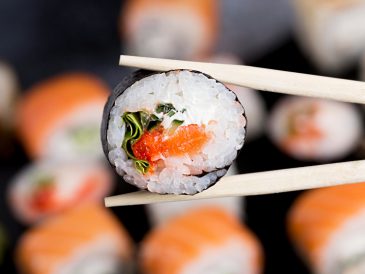 Jak jeść sushi zgodnie z tradycją i jakie dodatki podkreślają jego smak?