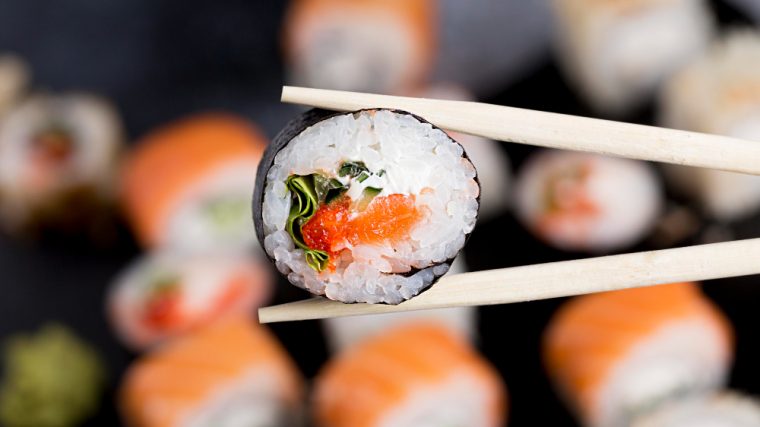 Jak jeść sushi zgodnie z tradycją i jakie dodatki podkreślają jego smak?