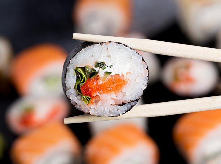 Jak jeść sushi zgodnie z tradycją i jakie dodatki podkreślają jego smak?